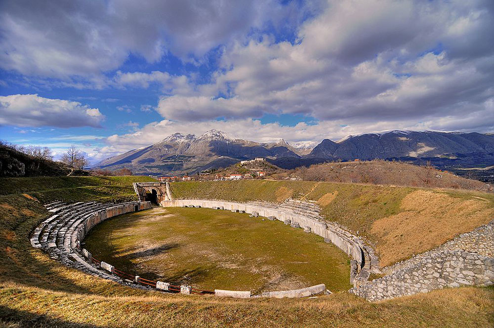 Anfiteatro_di_Alba_Fucensn Abruzzo incentive