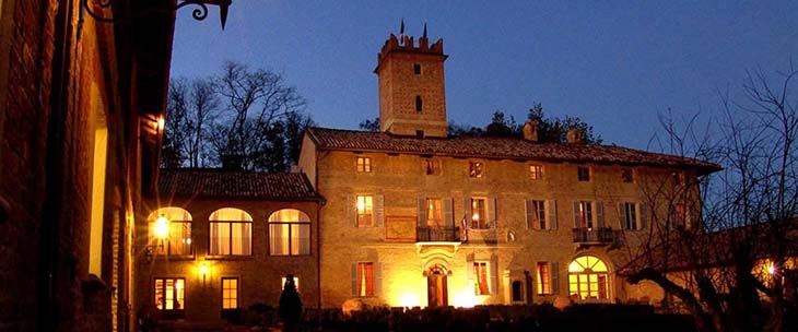 Castello-di-Razzano-slide-cortile-sera incentive gifts