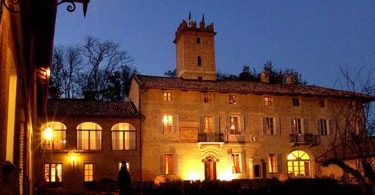 Castello-di-Razzano-slide-cortile-sera incentive gifts