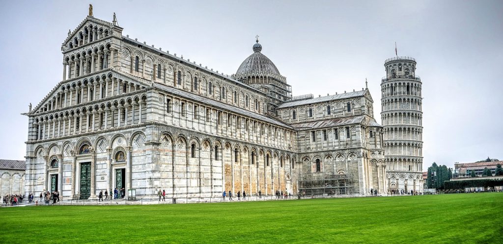 Pisa piazza dei miracoli