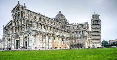 Pisa piazza dei miracoli
