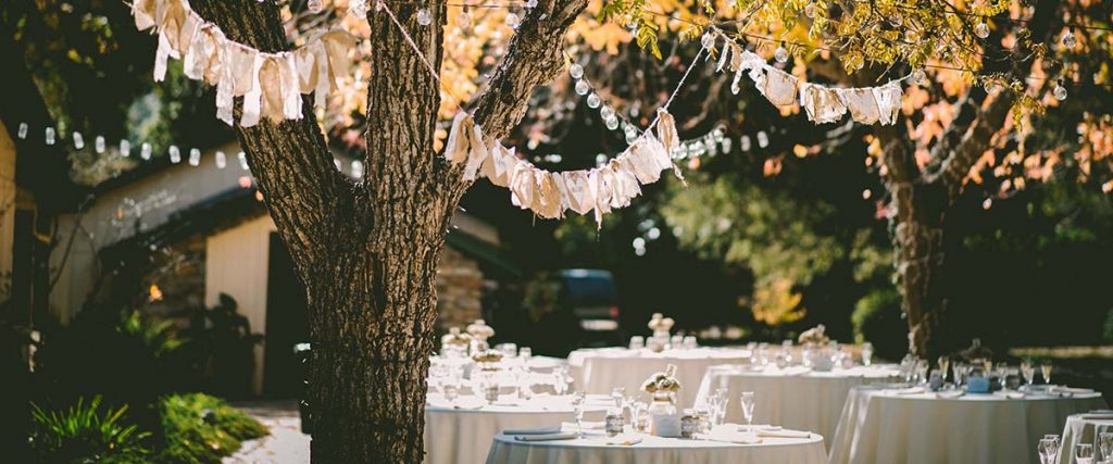 organizzare eventi aziendali estivi tavolo all'aperto