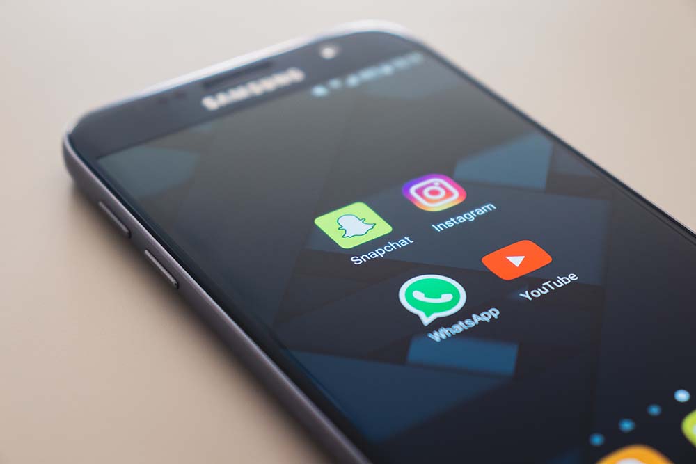 social media marketing in italy millennial smartphone device