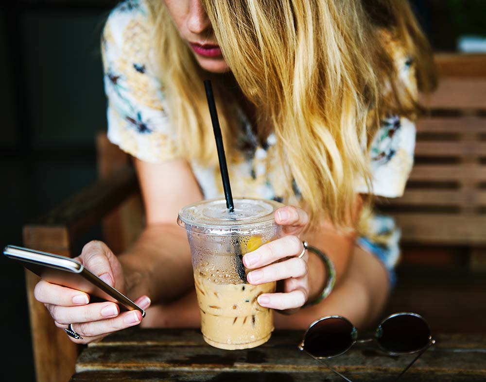 social media marketing in italy millennial smartphone device